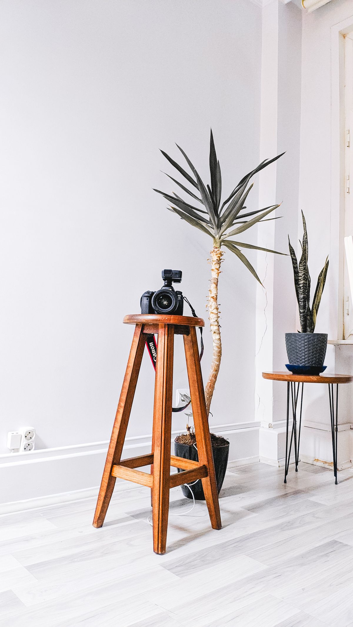 Een houten kruk in een lichte, huiselijke ruimte; inspiratie voor een eigen maakidee.